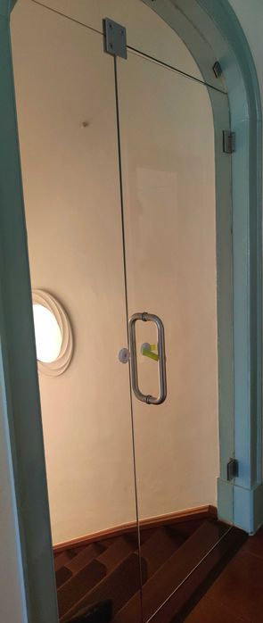 Porta de vidro temperado e painel fixo
