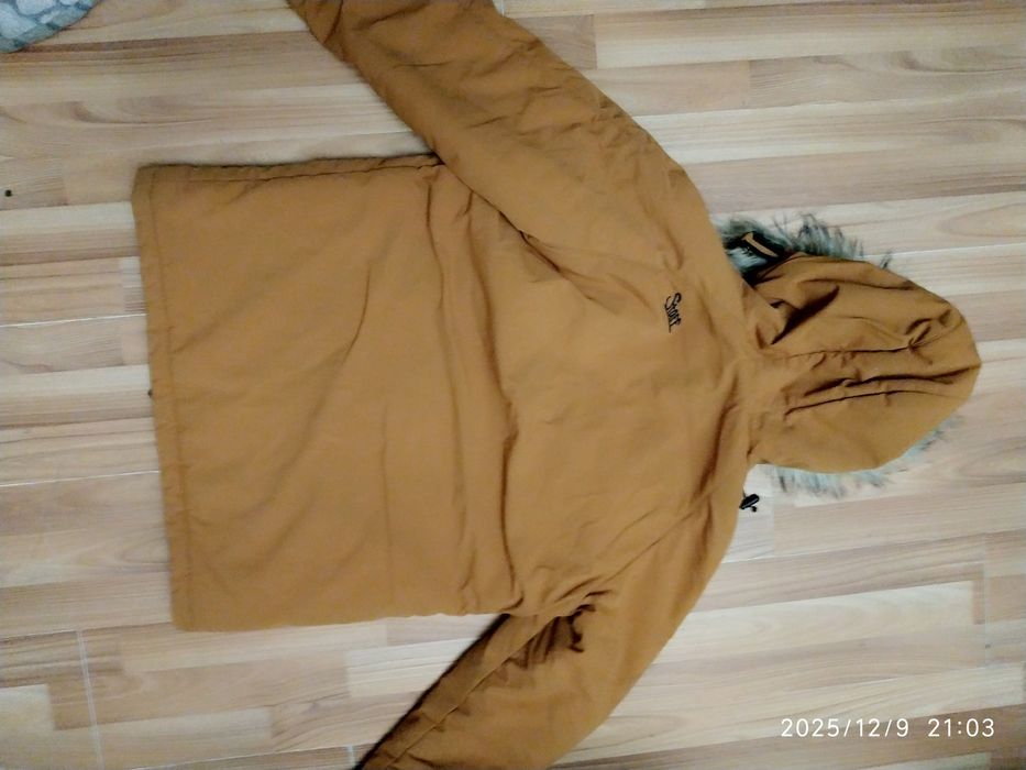 Коричнева чоловіча курточка