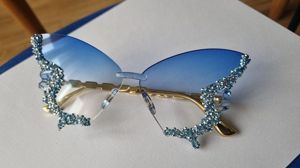 Очки в виде бабочки со стразами