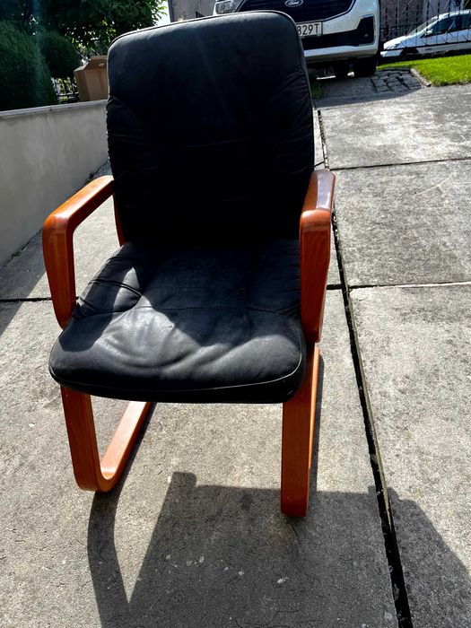 Skórzany czarny fotel konferencyjny, biurowy, drewniany