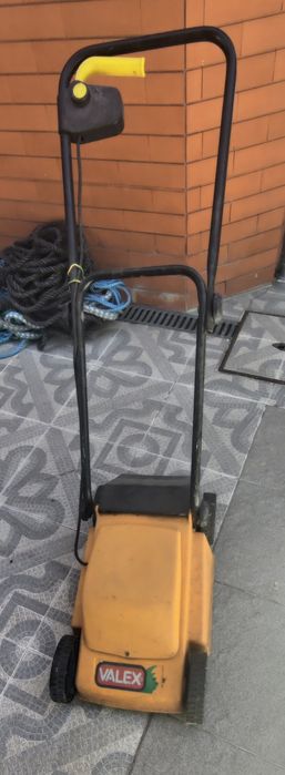 Máquina de cortar relva