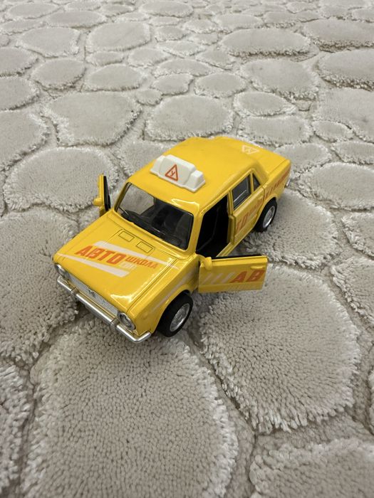 Продам металеву машинку