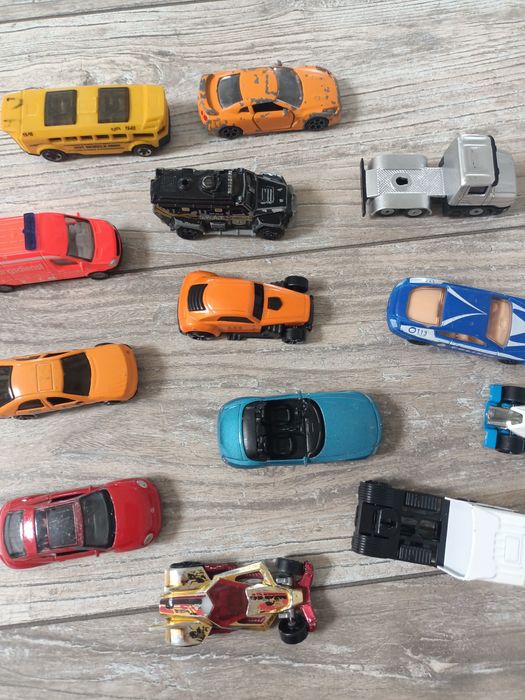 Zestaw 12 aut metalowych hot wheels welly