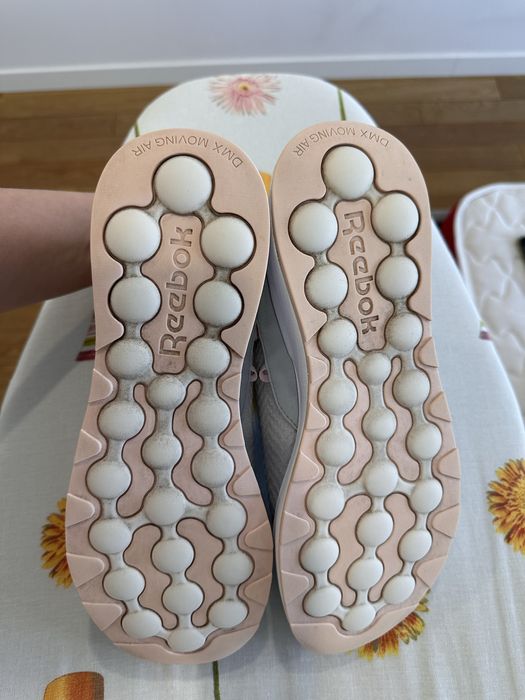 Продам женские кроссовки Reebok