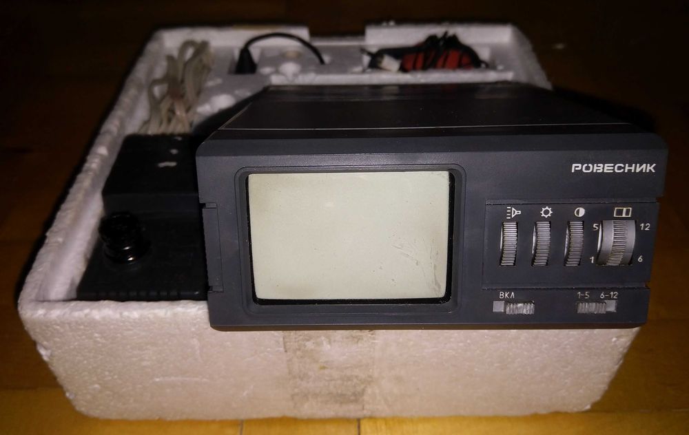 Антиквариат. Телевизор Ровесник 1989 года (СССР)