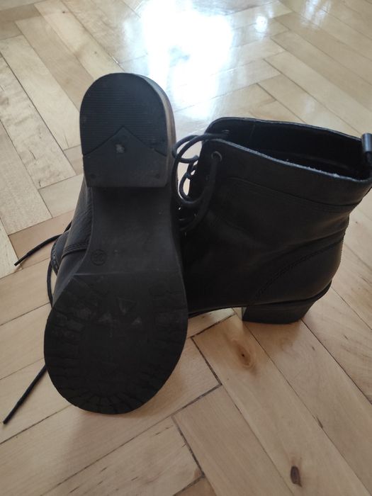 Czarne wiązane botki na obcasie