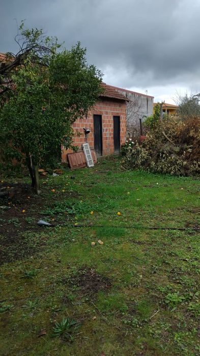 Vende  moradia bem localizada estrada principal