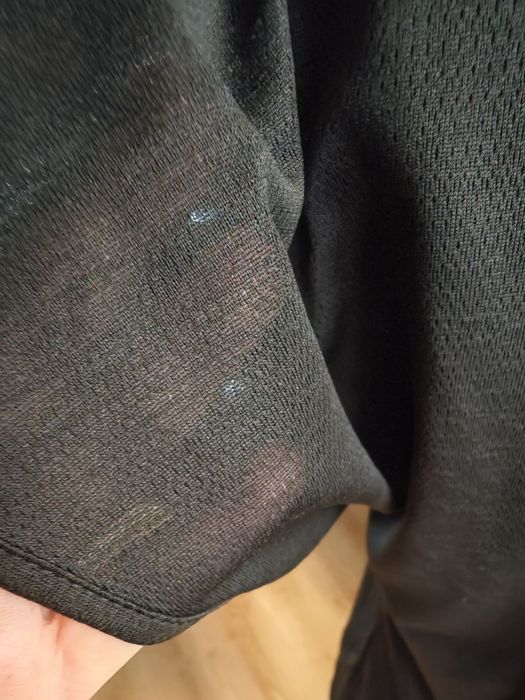 Czarna koszulka że złotym napisem Puma rozm L