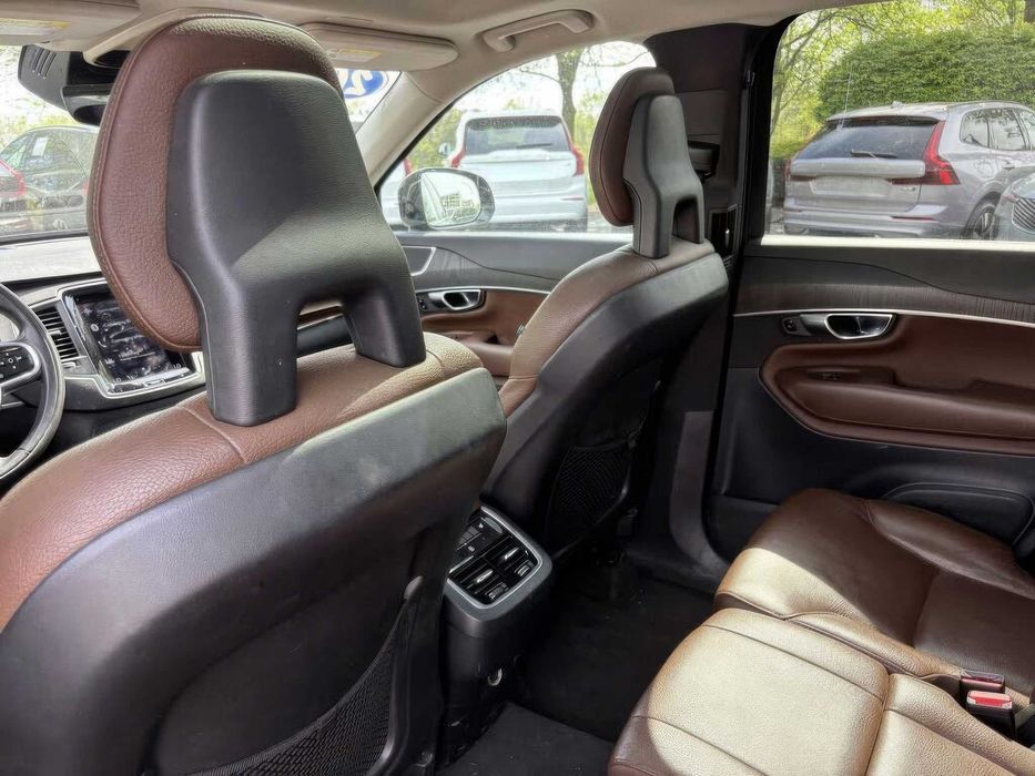 Volvo XC90      2021