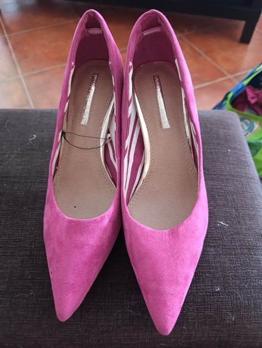 Sapatos stiletto rosa choque
