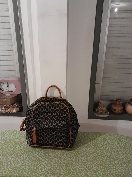 Vendo Mochila de Senhora muito bonita como nova