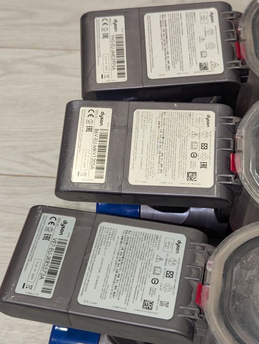 3 Dyson V8  пилососа  + труба