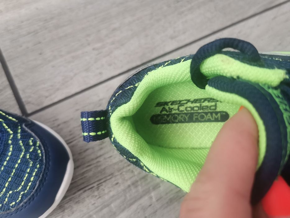 Skechers air cooled memory foam r. 29 18.5 cm