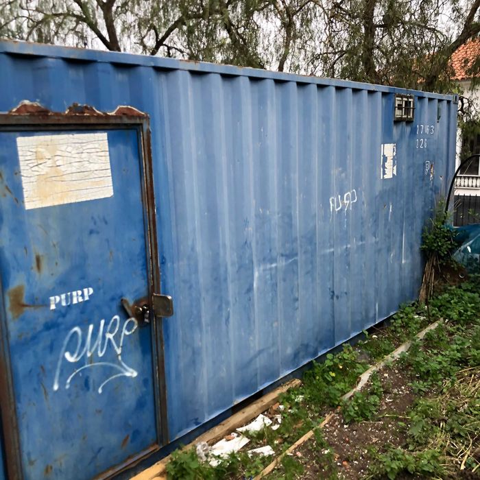 Contentor marítimo em bom estado com 12 m2 com porta e pequena janela.