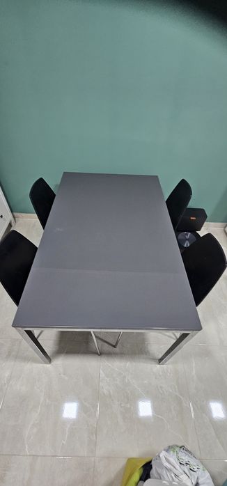 Vendo mesa com 4 cadeiras