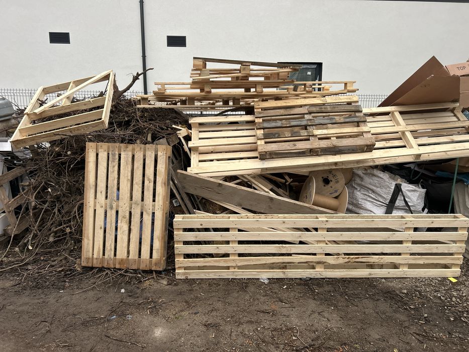 Palety drewniane uszkodzone i galezie