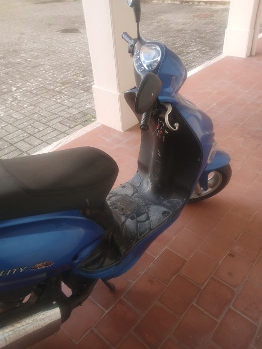 Mota 50cc com capacetes e baú