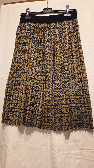 Plisowana kolorowa spódnica.