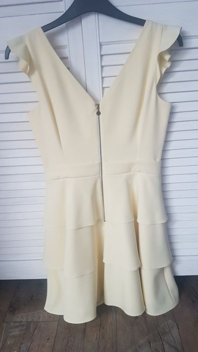 Sukienka w pięknym odcieniu koloru żółtego