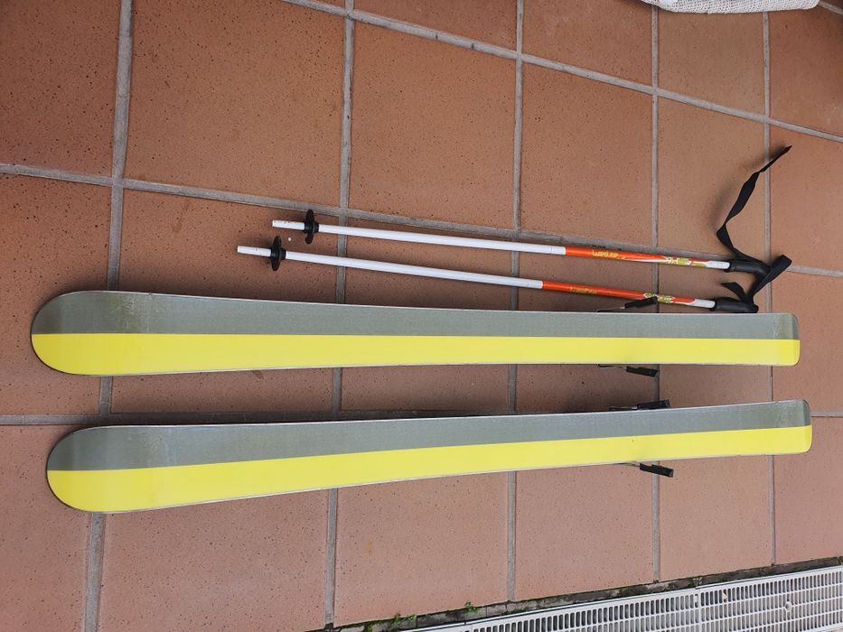 Skis, bastões e saco para transporte