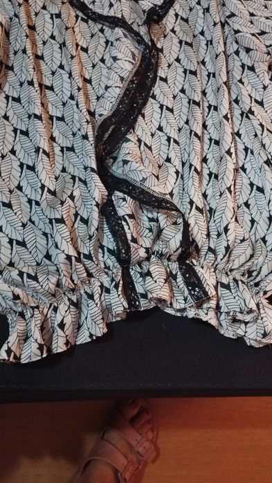 Blusas leves manga comprida creme e estampada