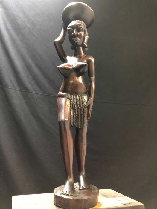 Estátua Africana em Pau Preto, Cabo Verde