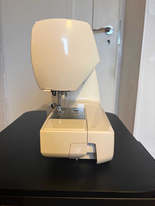 Janome TXL 607 – komputerowa maszyna do szycia + stolik | komplet