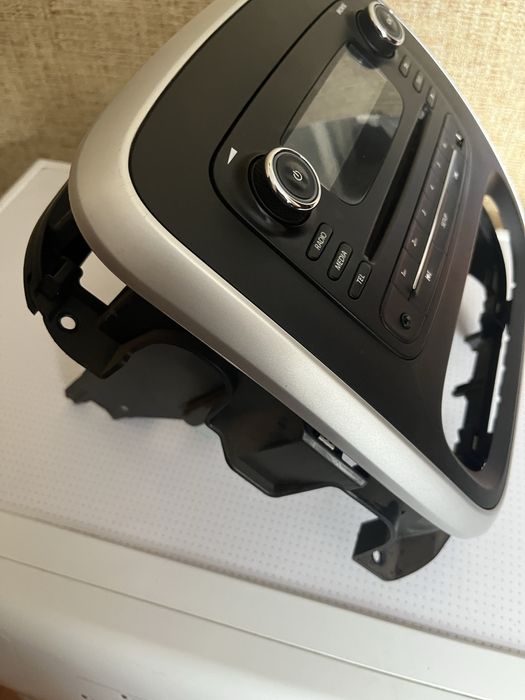 Продам магнитолу Опель Виваро Трафик 3