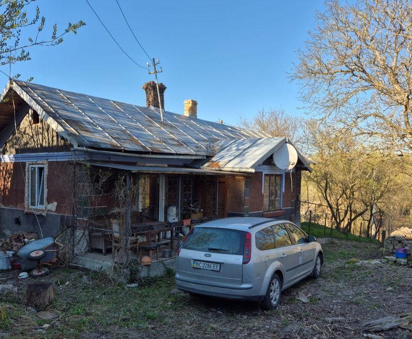 Будинок із комунікаціями, терасою та великою майстернею, с. Словіта