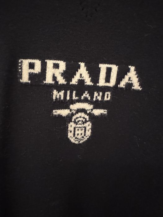 Кофта Prada.