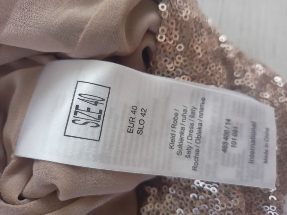 Złota sukienka z cekinów z Orsey