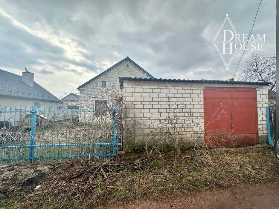 Продаж будинку з білої цегли
