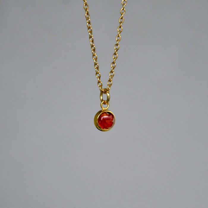 Wisiorek mini z czerwoną gipsówką