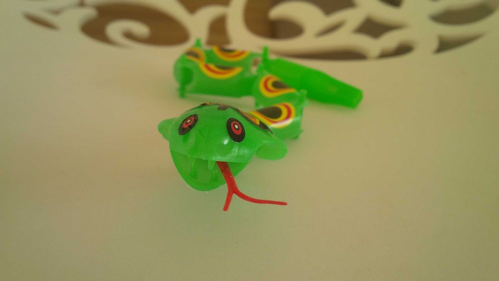 Wąż segmentowy plastikowy zielony z gazetki Scooby-Doo jak nowy