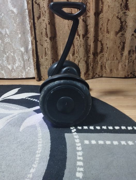 Гіроскутер з зарядним пристроєм в робочому стані