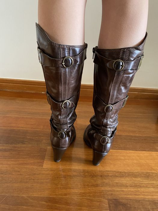 Botas de pele  com aplicações em metal