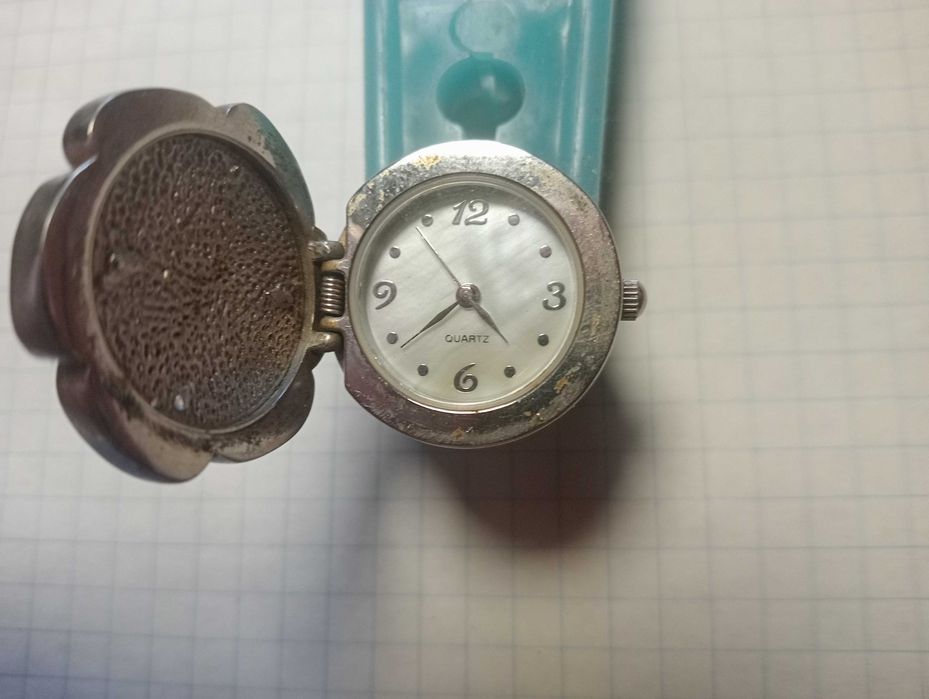 Часи-кільце .  Китай.  Кварц.