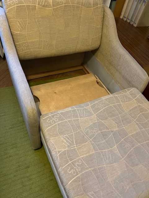 rozkładany fotel w kolorze beżowym