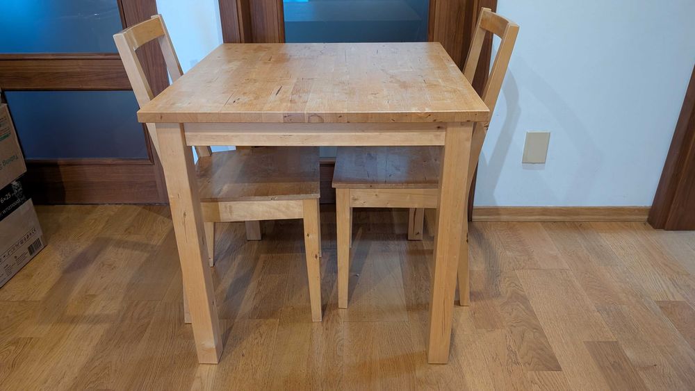 Stół drewniany z krzesłami IKEA