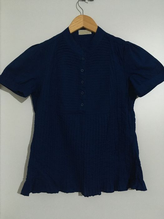 Blusa azul com botões