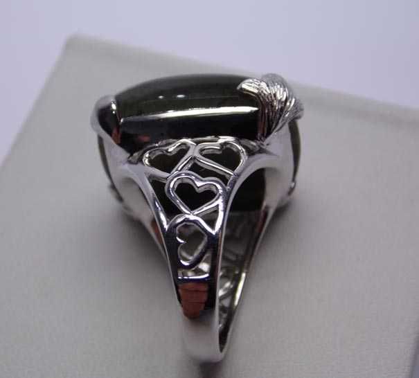 Srebrny pierścionek labradoryt R.22 ażurowe serca po bokach obrączki