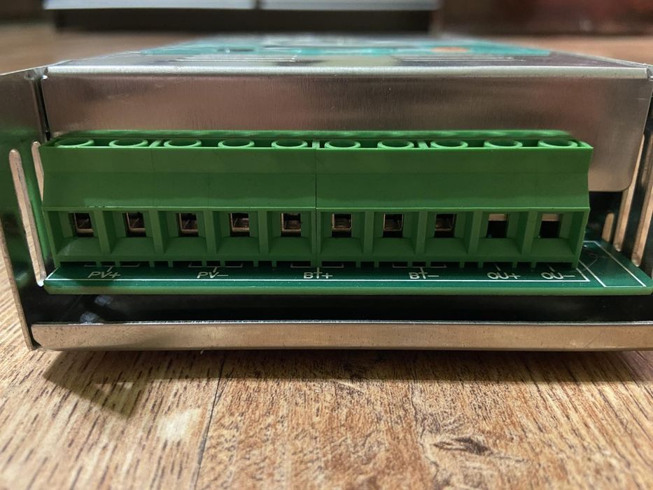 Продам сонячний контролер, відпрацював лише 1 місяць.