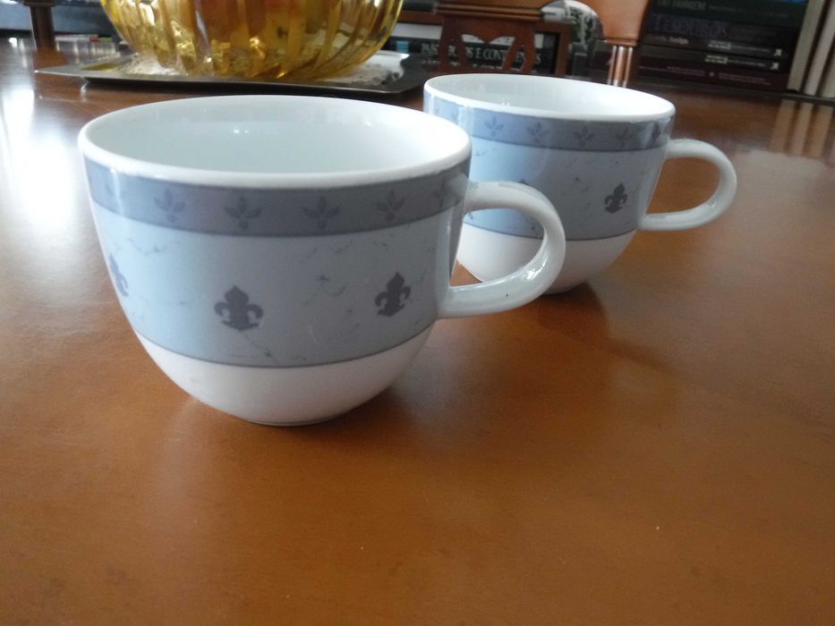Two cups with fleur-de-lis