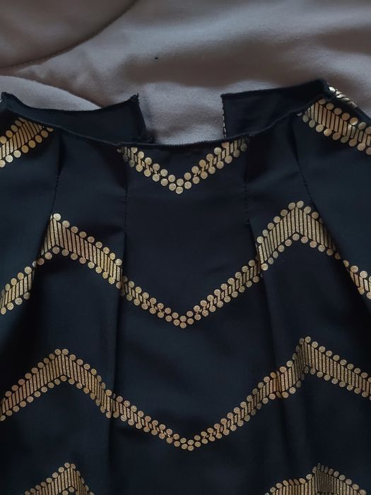 Blusa preta com listras douradas nova M