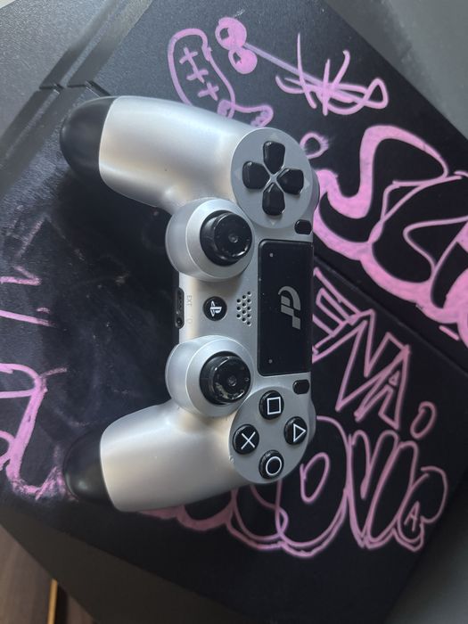 Konsola ps4 custom 2 pady
