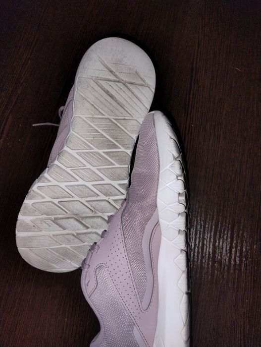 Продаются женские кроссовки REEBOK