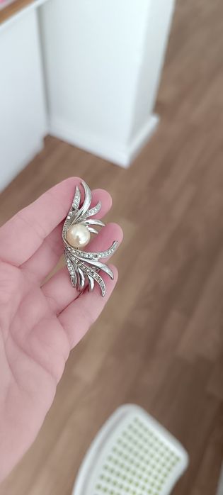 Pregadeira pérola e brilhantes. Usada. Faltam uns brilhantes