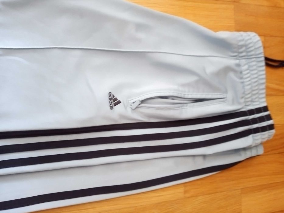 Calças Adidas azul claro julgo que unisexo