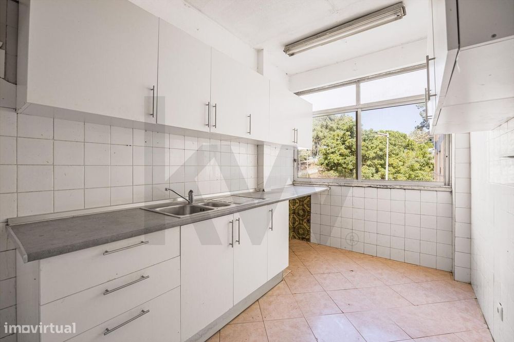T2 Em Miratejo | Corroios | 1.º Andar | Potencial Para Remodelação Tot