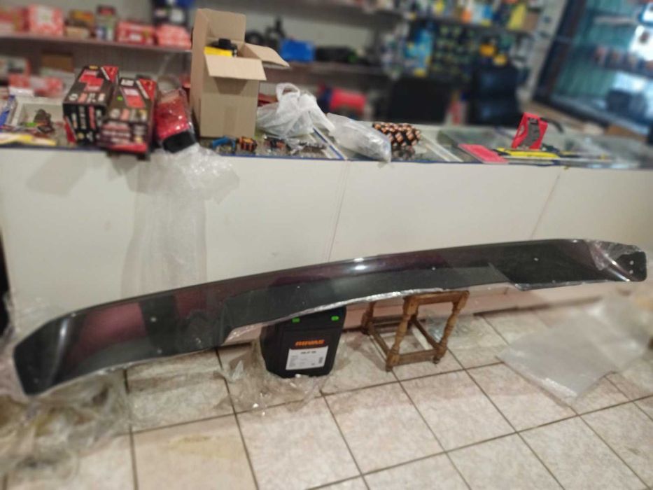 Сонцезахисний козирок.